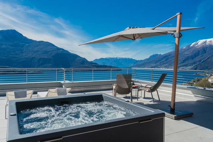 Ferienwohnung mit Meerblick für 2 Personen, mit Whirlpool und Terrasse sowie Pool und Sauna am Comer See