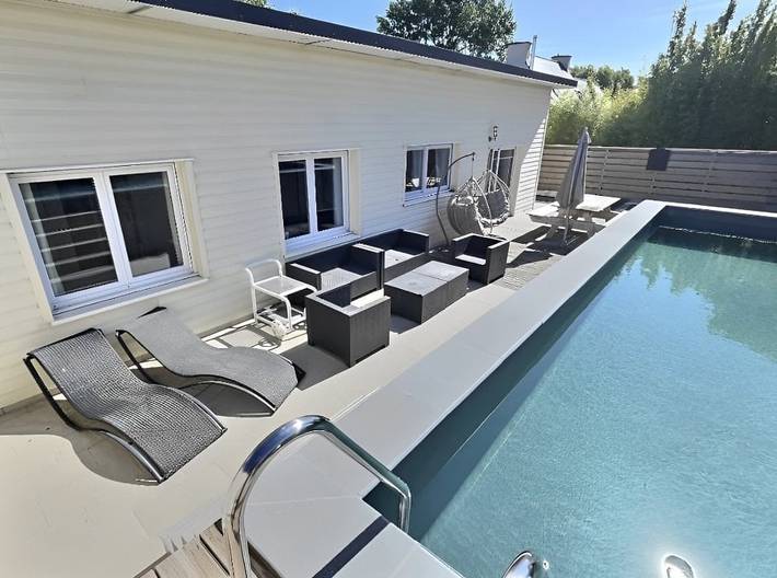 Gîte pour 8 personnes, avec terrasse ainsi que jardin et piscine