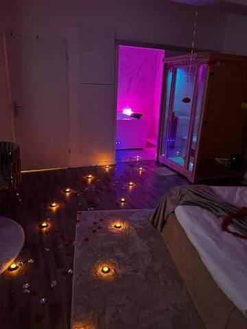 Gîte pour 2 personnes, avec jacuzzi ainsi que balcon et sauna à Cergy