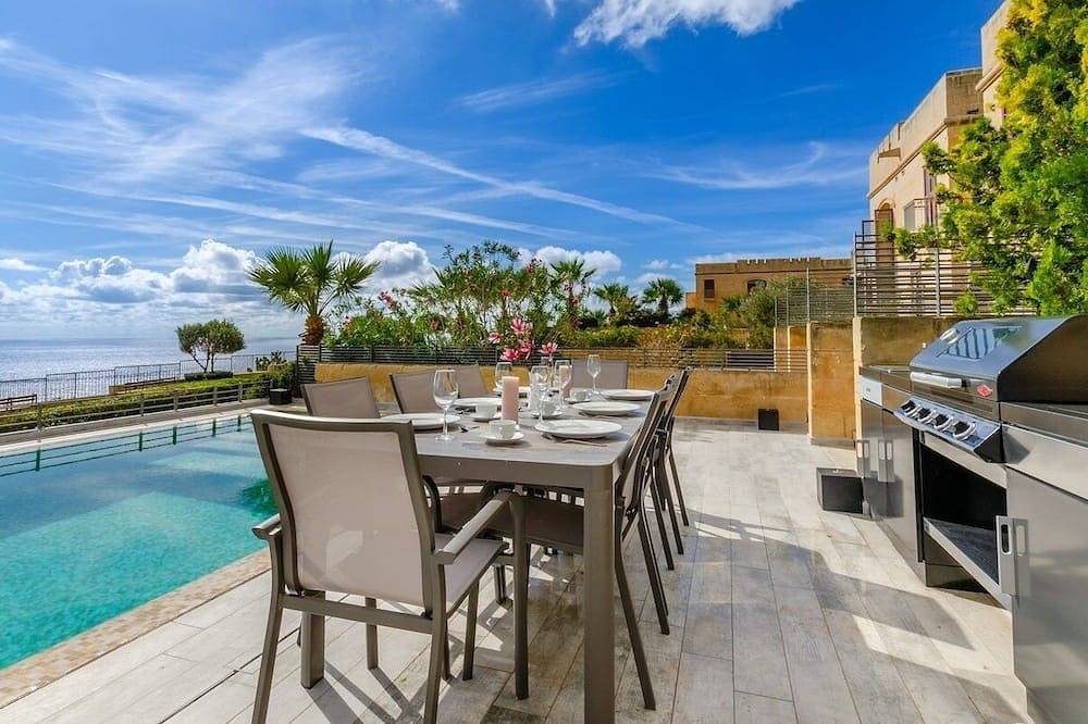 Fortress Villa w/3 Pools, Hot tub & Lagoon views in Għajnsielem, Gozo