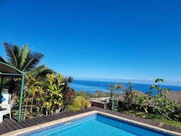 Gîte pour 2 personnes, avec vue et bassin pour enfant ainsi que piscine et jardin dans Mahina