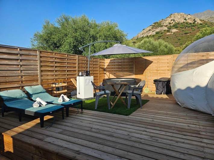 Tente pour 2 personnes, avec Jacuzzi et Terrasse ainsi que Jardin et Vue dans Haute-Corse