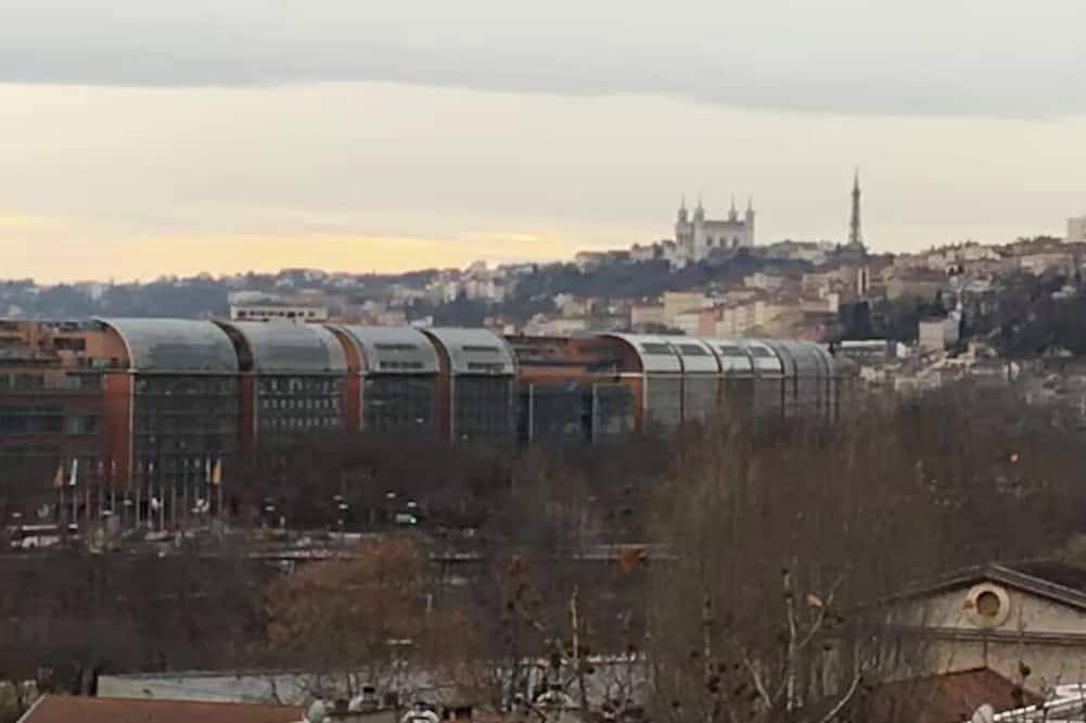 Entire apartment, Close to the convention center wth a lovely view of the Basilica of Fourvière. in Caluire-et-Cuire, Lyon region
