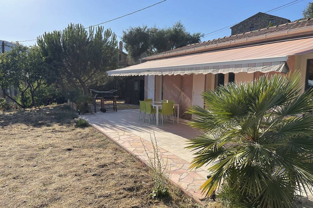 Un piccolo angolo di paradiso in un tipico villaggio con piscina e vista mare in Coggia, Ajaccio e dintorni