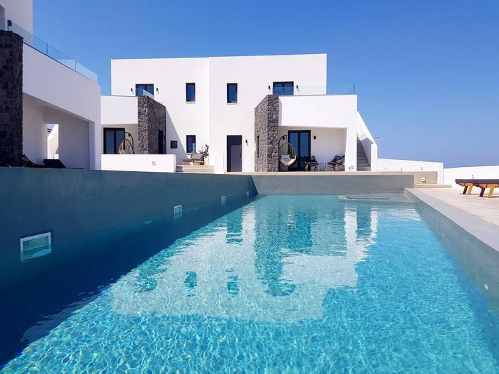 Apartahotel para 4 personas, con vistas además de jardín y piscina en Santorini