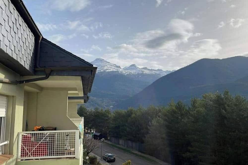 Entire apartment, German Duplex Penthouse in Villanúa, Spanish Pyrenees