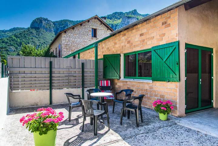 Gîte pour 4 personnes, avec piscine et terrasse