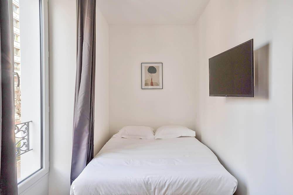 Entire apartment, Charming Studio Calm Paris Sud - Street view in Ivry-sur-Seine, Val-de-Marne