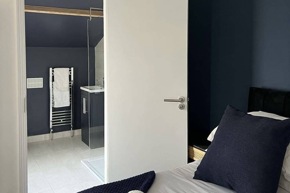 Moderno-Casa-Baño privado con ducha-House close to the Studio in Watford, Hertfordshire