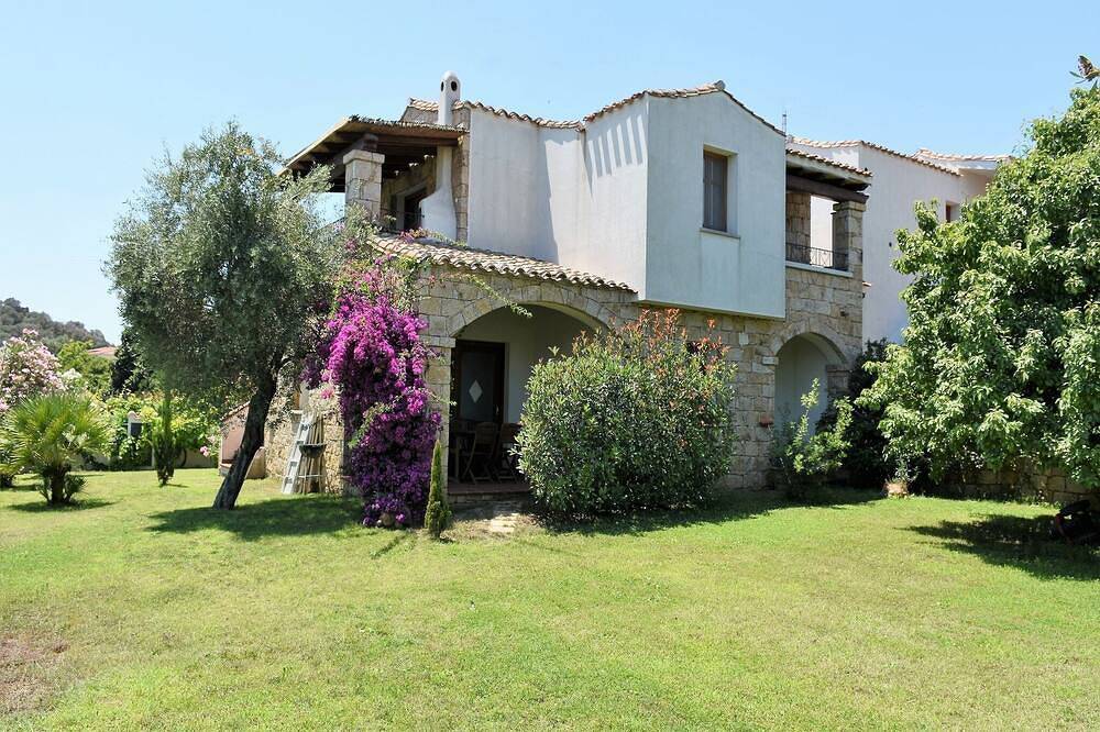 Ganze Wohnung, Villa Menhir. Mediterranen Garten. Berg Aussicht. in Lotzorai, Ogliastra Provinz