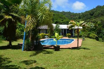 Cottage pour 2 personnes, avec jardin et vue ainsi que terrasse et piscine dans Uturoa