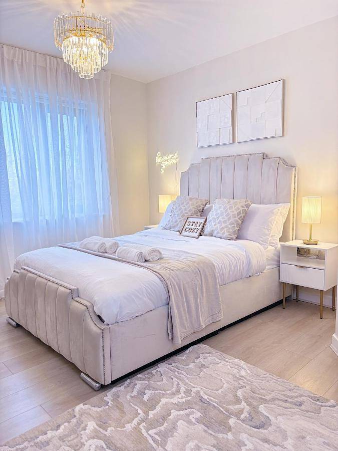 Entire apartment, Luxury 2 bedroom Leeds City Apartment with Free parking & Jacuzzi bath in Leeds, West Yorkshire