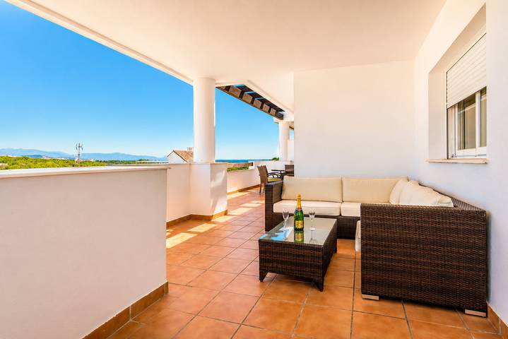 Apartamento para 4 personas, con Terraza y Piscina en San Roque