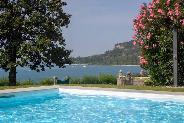 Entire apartment, Villa Andrea with Lake View, Wi-Fi and Air Conditioning in Corno (Garda), Garda