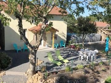 Gîte pour 4 personnes, avec vue ainsi que jardin et piscine à Le Dorat
