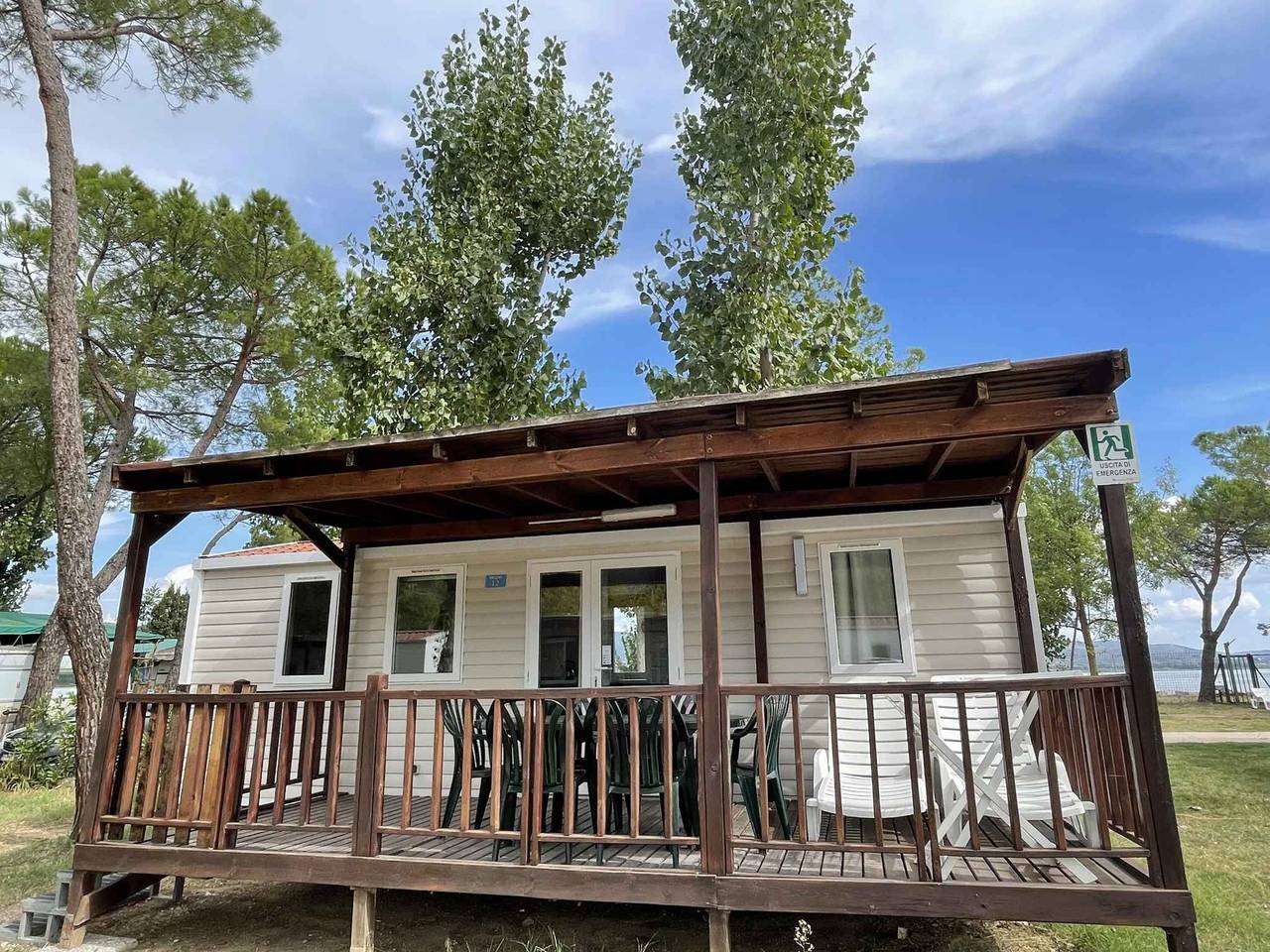 Mobilehome mit Klimaanlage und Holzveranda  in Tuoro sul Trasimeno, Lago Trasimeno