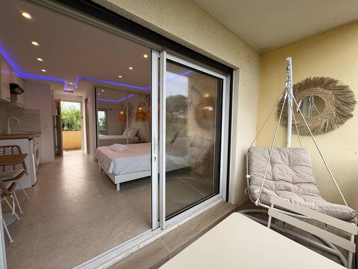 Gîte pour 2 personnes, avec vue ainsi que piscine et balcon dans Marineland (Juan-les-Pins) - 2