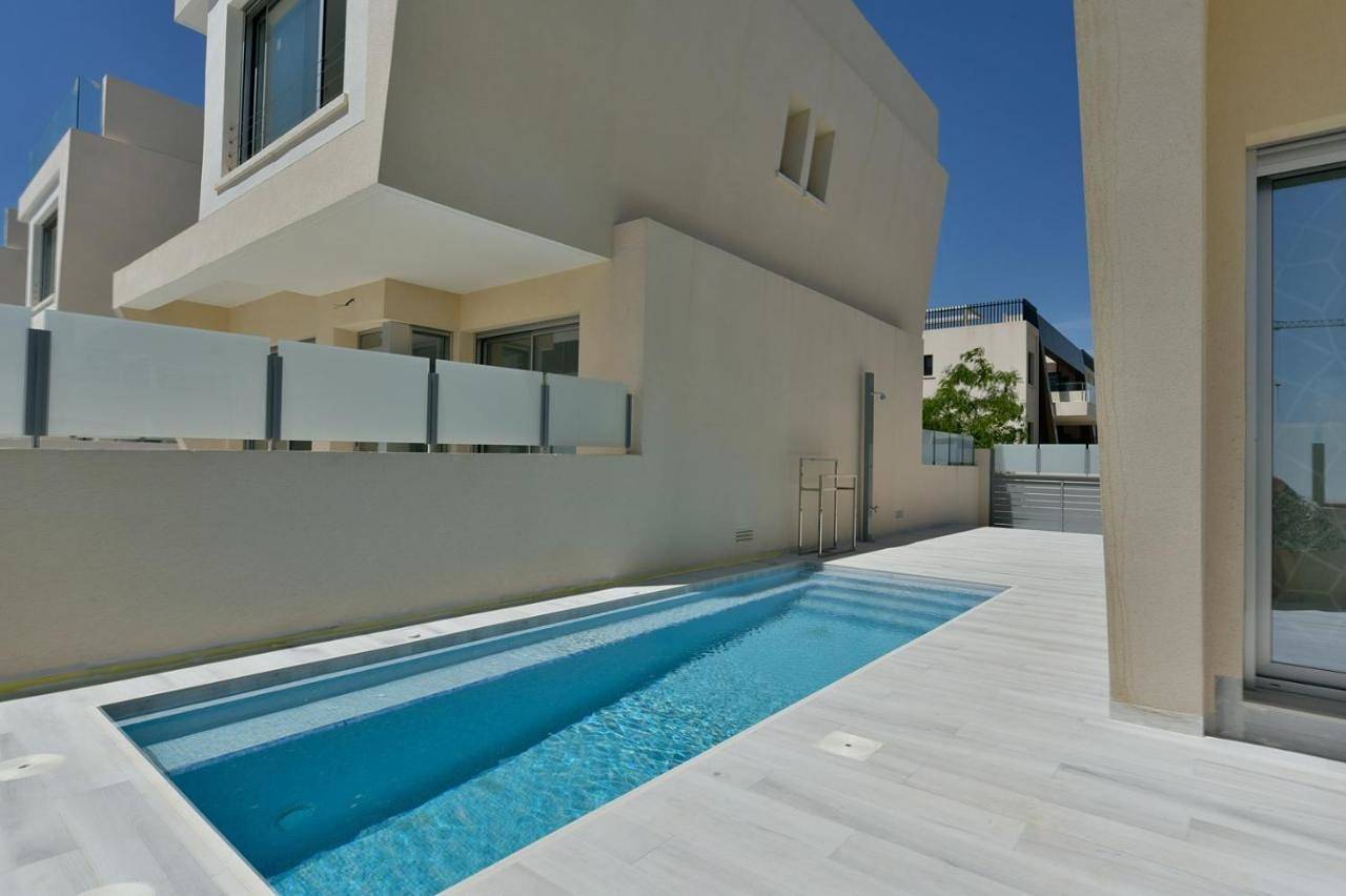 Four-Bedroom House in Pueblo Latino, Pilar de la Horadada