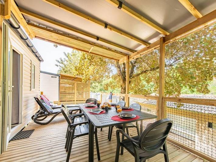 Flower Camping Le Mas de Champel  - Mobilhome 4 personnes - 30m² Premium - 2 chambres - Terrasse couverte - Clim + Tv + draps + serviettes inclus in Les Ollières-sur-Eyrieux, Parc naturel régional des Monts d'Ardèche