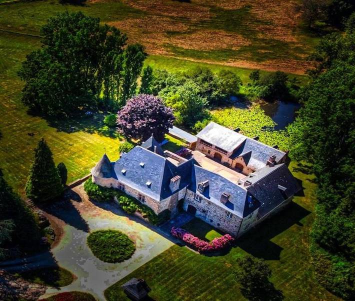 Location de vacances pour 8 personnes, avec piscine et jardin dans Beyssac