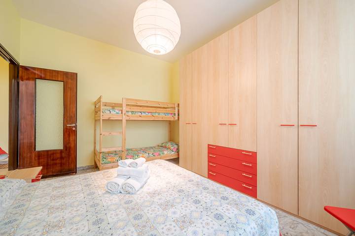 Ferienwohnung für 6 Personen, mit Balkon und Terrasse in Savona