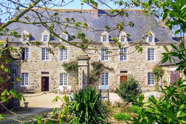 Location de vacances pour 20 personnes, avec jardin et terrasse, animaux acceptés à Pommerit-le-Vicomte