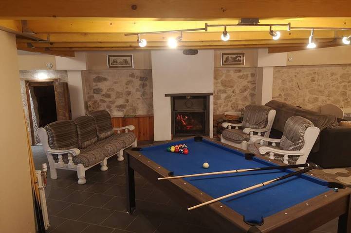 Location de vacances pour 8 personnes, avec piscine ainsi que jardin et terrasse à La Penne
