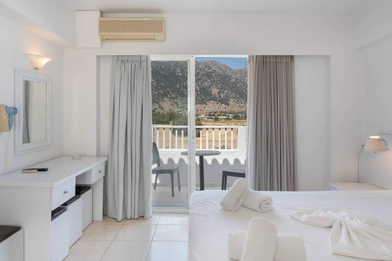 Gehele studio, Studio Appartement 'Evripides Triple Room 1' met Gedeeld Zwembad, Gedeelde Tuin en Airconditioning in Kos