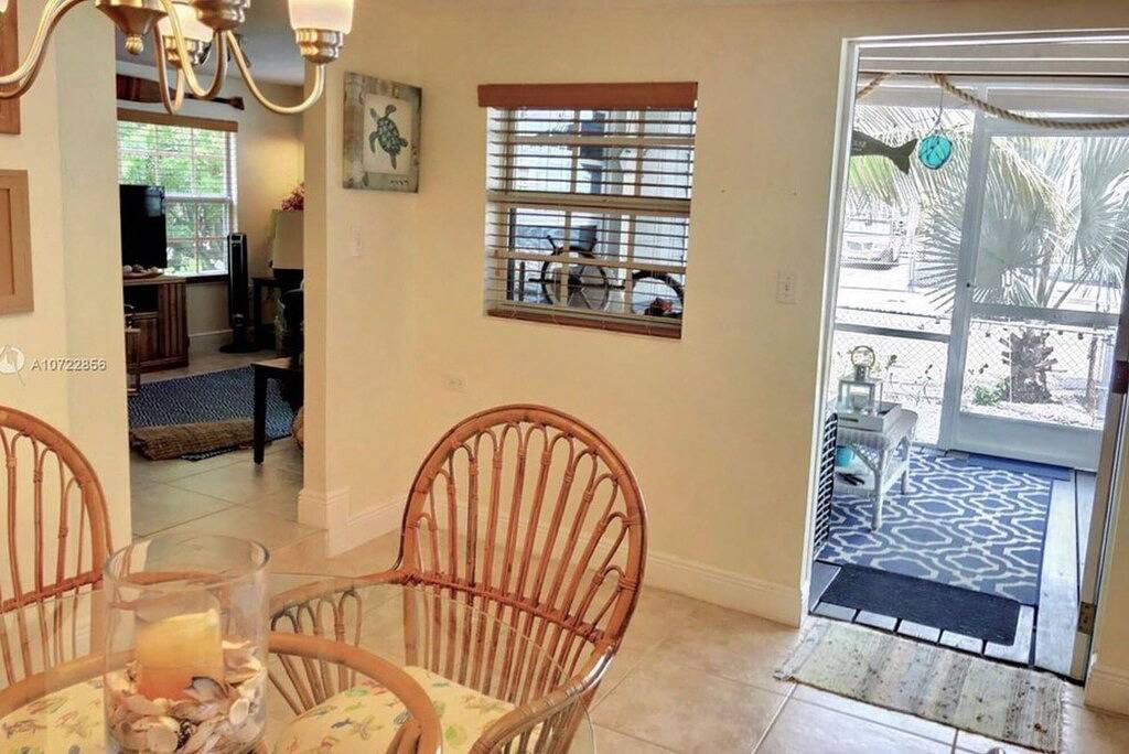 Cute and Cozy Cottage on a Corner Lot - Close to Dock and Beach! in Key Largo