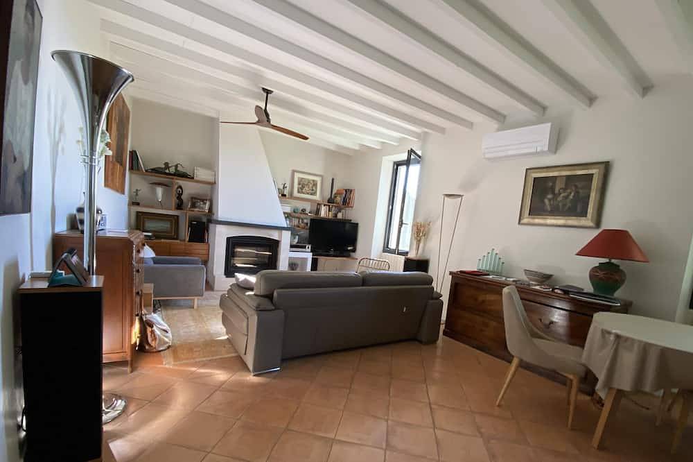 Maison de charme dans le Gard proche Avignon, Terrasse et Jardin avec Spa in Rochefort-du-Gard, Région de Nîmes