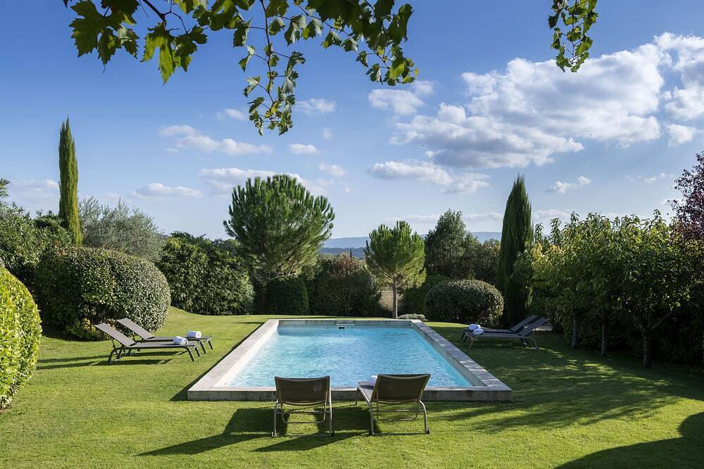 The Bastide-Ferienhaus-Luxus-Ensuite mit Bad-Blick auf die Landschaft in Joucas, Regionaler Naturpark Luberon
