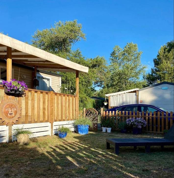 Camping pour 4 personnes, avec terrasse et bassin pour enfant ainsi que piscine et jardin à La Roque-d'Anthéron - 3