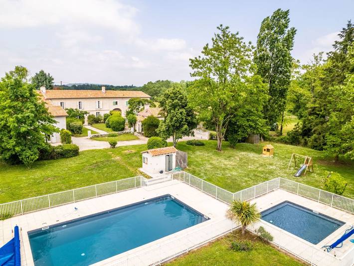 Location de vacances pour 28 personnes, avec jardin à Ronsenac