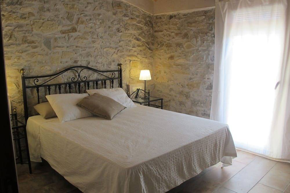 Cal Nenot, self-catering cottage with private pool and views of the Montsec in Tremp, Spanish Pyrenees