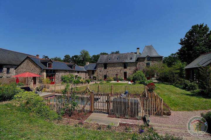 Gîte pour 4 personnes, avec Jacuzzi et Terrasse ainsi que Jardin et Piscine à Guichen