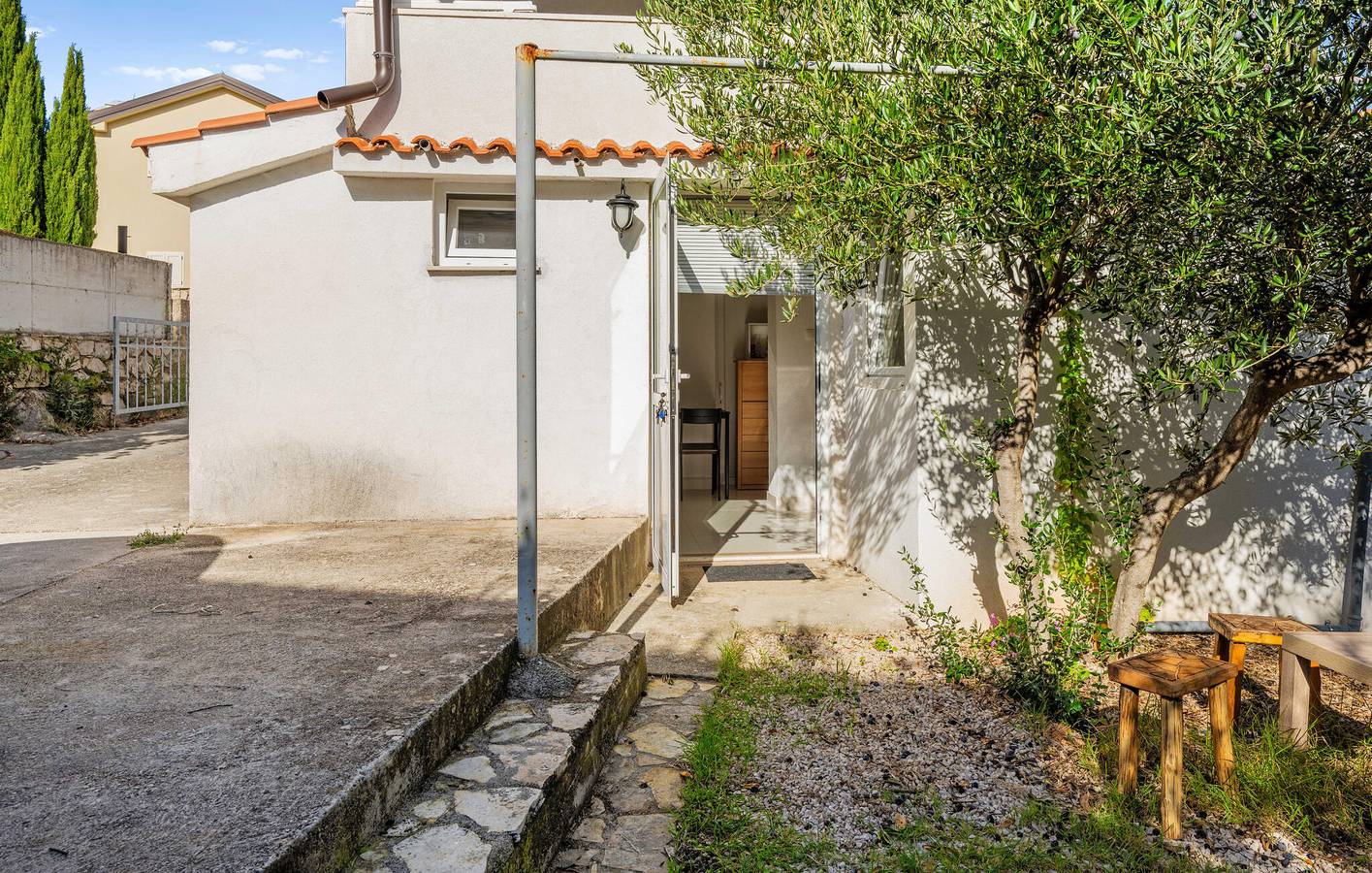 Ganze Ferienwohnung, Apartment mit Meerblick, Terrasse, Küche und Parkplatz – 1,5 km vom Strand entfernt in Betina, Tisno