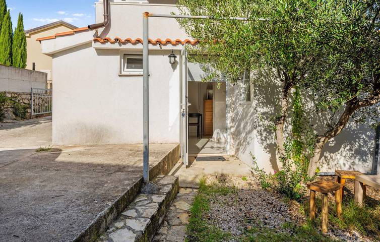 Ganze Ferienwohnung, Apartment mit Meerblick, Terrasse, Küche und Parkplatz – 1,5 km vom Strand entfernt in Betina, Tisno