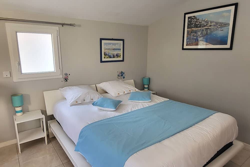 Comfortable guest room with terrace, large swimming pool (+ kitchen) in Reynès, Céret und Umgebung