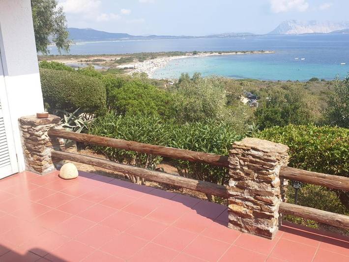 Ferienhaus für 6 Personen, mit Balkon und Terrasse sowie Garten und Seeblick in Lu Miriacheddu