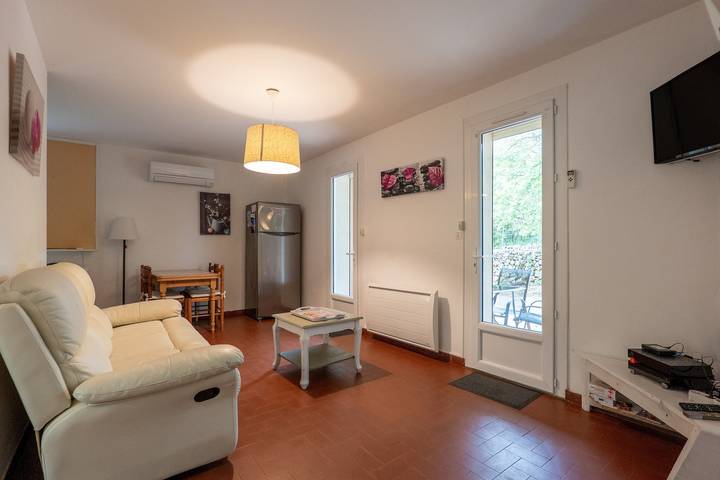 Gîte Le Mazet Des Campanes : piscine partagée, Wi-Fi et climatisation in Saint-Alban-Auriolles, Ardèche