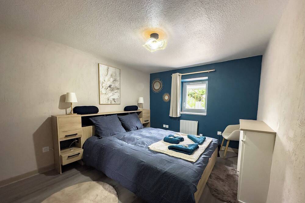 Ganze Wohnung, New furnished apartment with terrace and private parking. in Dole, Jura