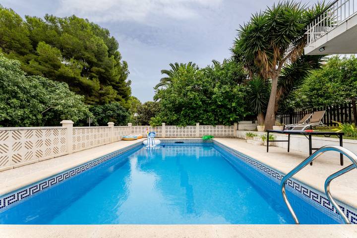 Villa Oasis Salou Pool Beach & Bbq mit Meerblick, Wi-Fi & Klimaanlage in Salou, Costa Dorada