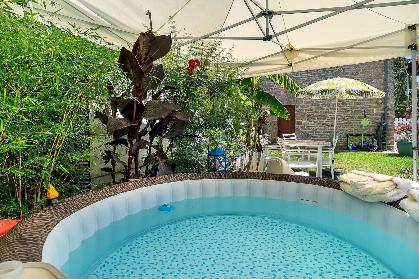 Gîte Des Faluns : Spa, massages, terrasse privée, jardin, Wi-Fi à Tréfumel, Bretagne in Tréfumel, Région de Dinan
