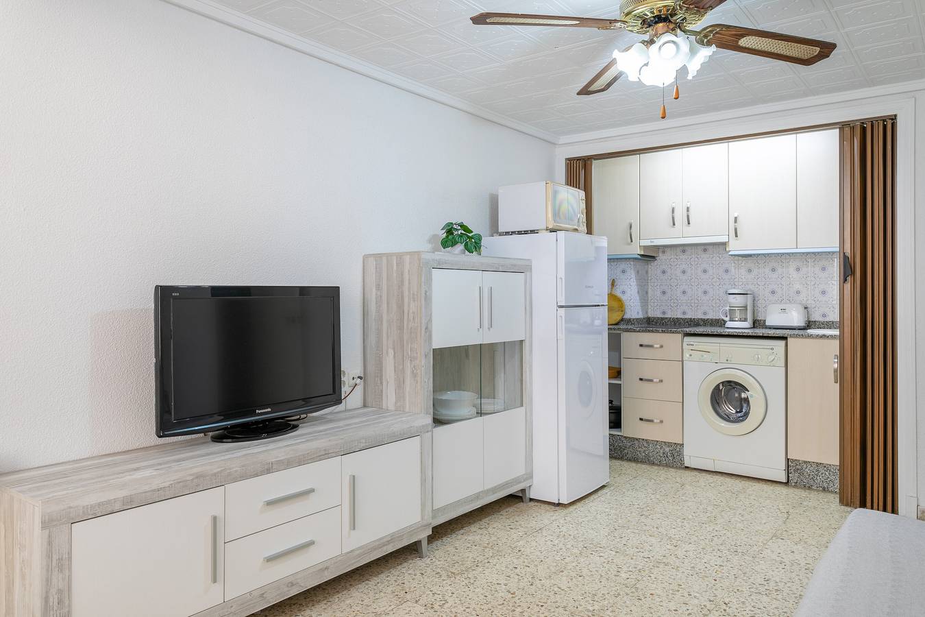 Apartamento entero, Apartamento 'Sunflower Pasaje' con vistas al mar y terraza compartida in Santa Pola, Costa Blanca