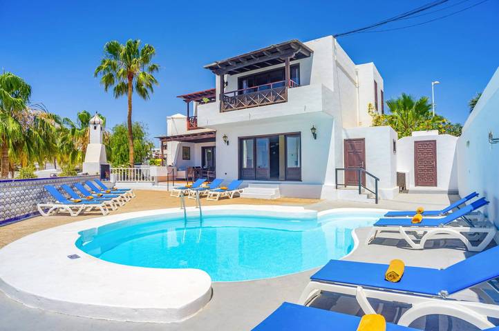 Villa for 14 people, with garden in Puerto del Carmen Old Town