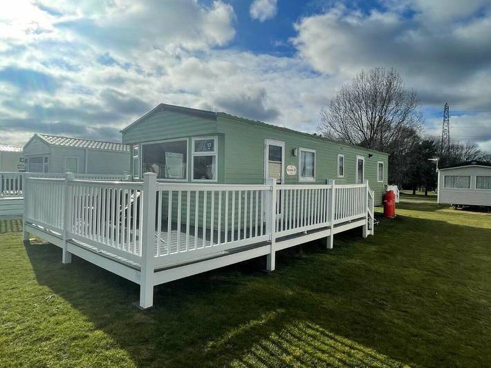 Glamping for 6 people, with hot tub and garden as well as pool, with pets in Great Yarmouth