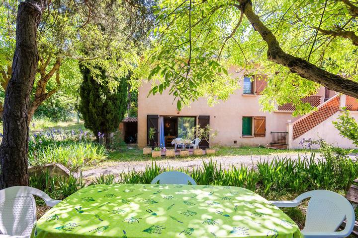 Ganze Wohnung, Landhaus „Villa Rose“ mit Terrasse und gemeinsamem Garten in Montagnac-Montpezat, Alpes-de-Haute-Provence