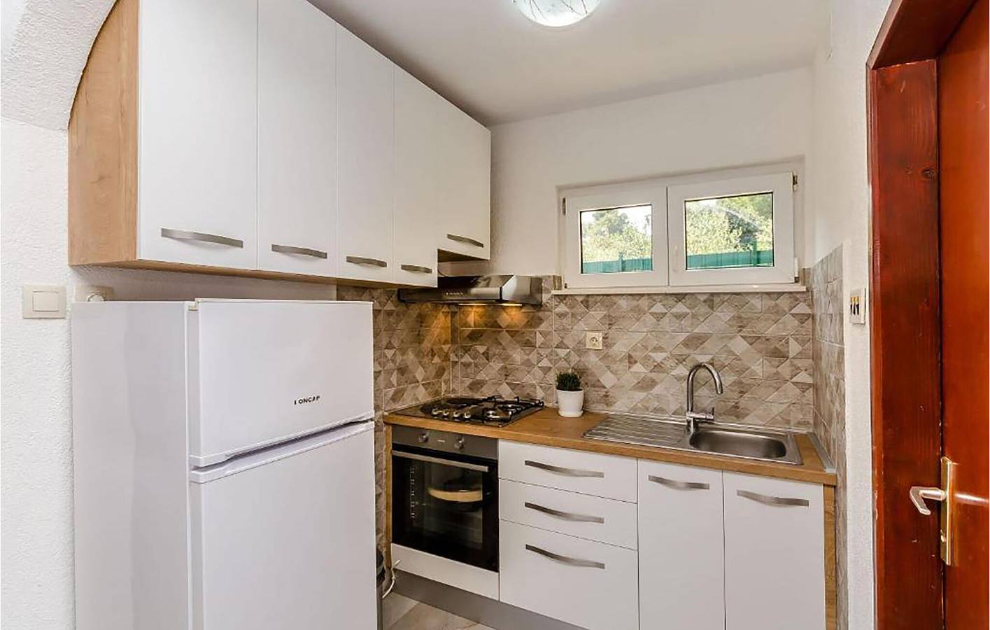 Gemütliche Ferienwohnung mit Meerblick: 800 m vom Strand entfernt, mit WLAN und Parkplatz in Vrboska, Hvar