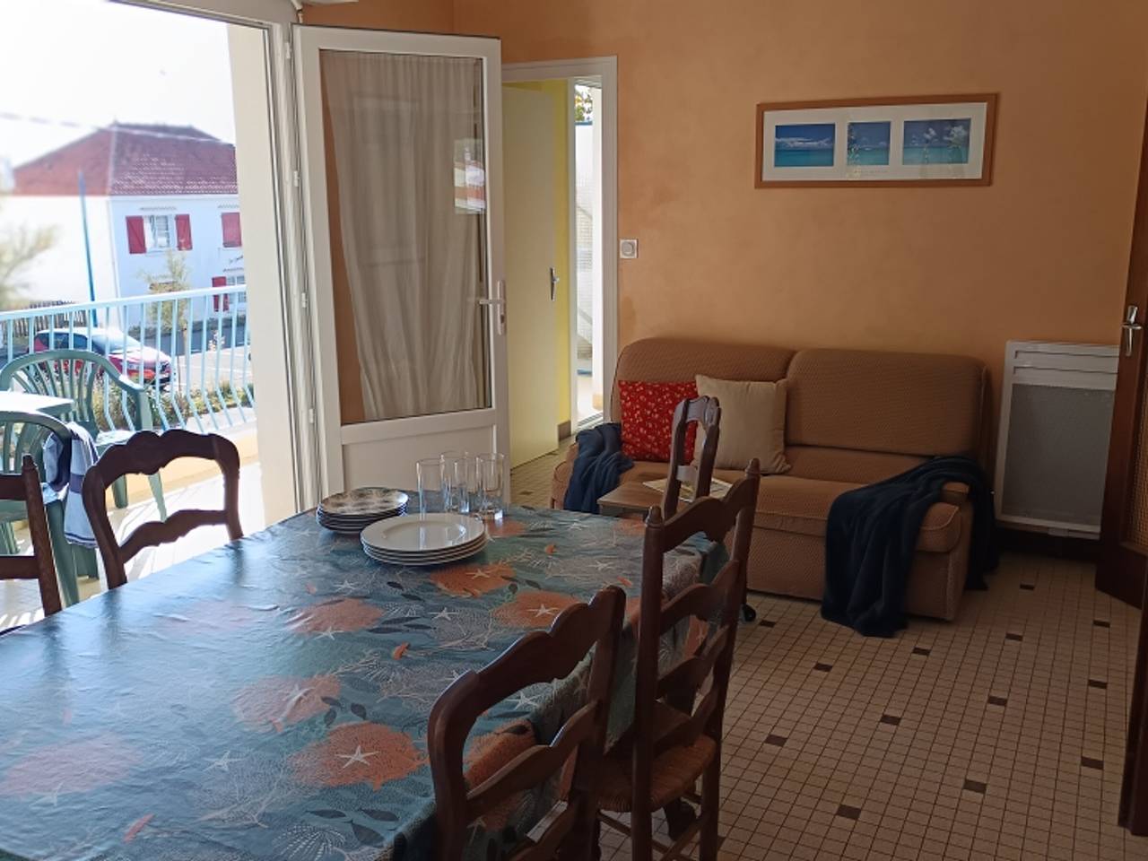Ganze Wohnung, Geräumige Ferienwohnung 50m², 100m vom Strand, Balkon mit Meerblick, 4 Personen in Notre-Dame-de-Monts, Vendée