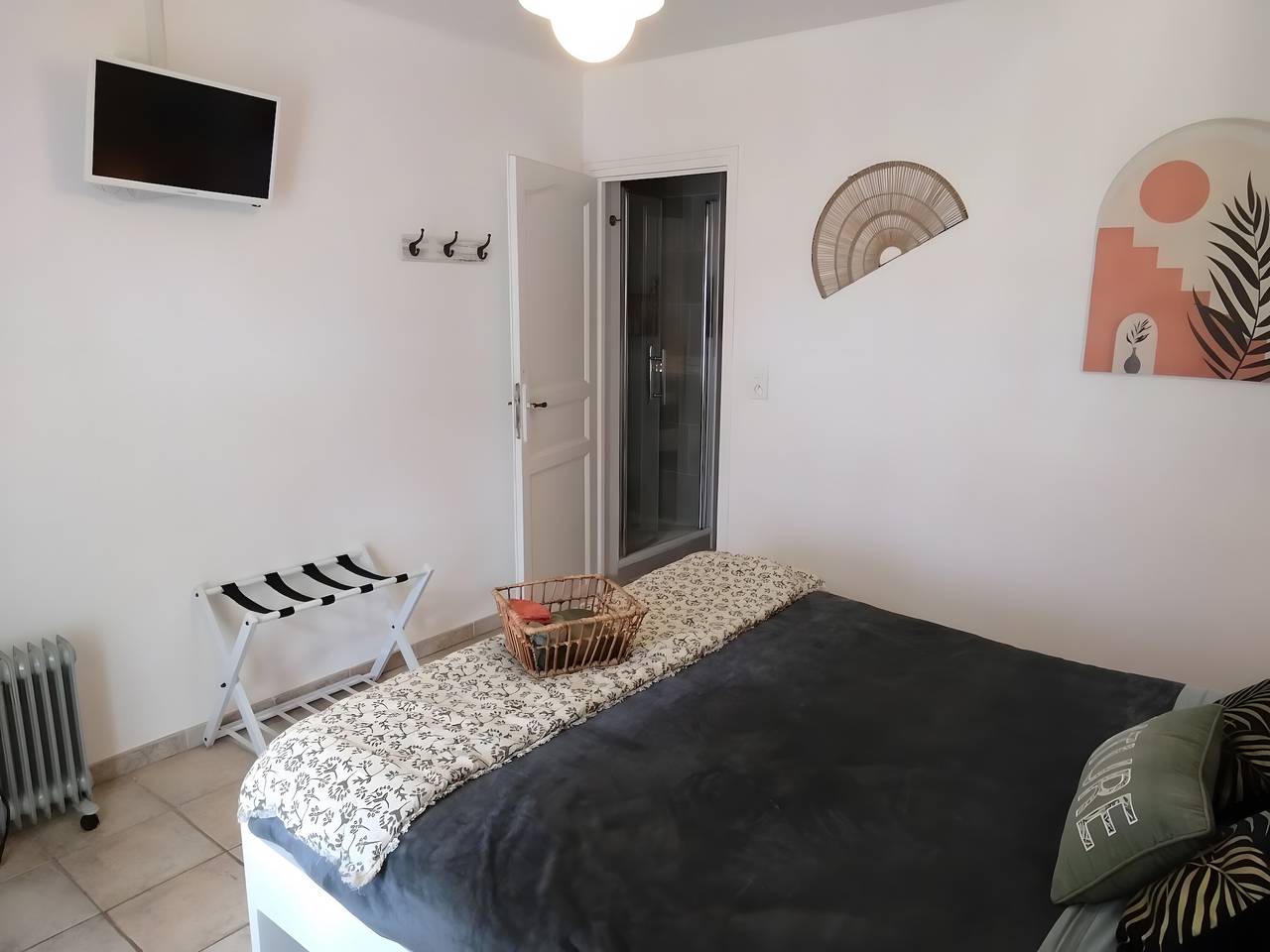 Casa de huéspedes 'A L'ombre Des Amandiers - Habitación 3' con piscina compartida, jardín común y Wi-Fi in Saint-Martin-d'Ardèche, Gorges de l’Ardèche